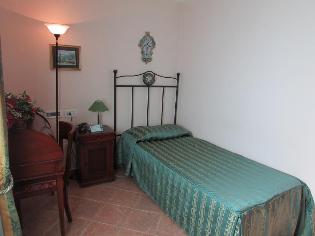 Emmaus Hotel Zafferana Etnea Chambre photo