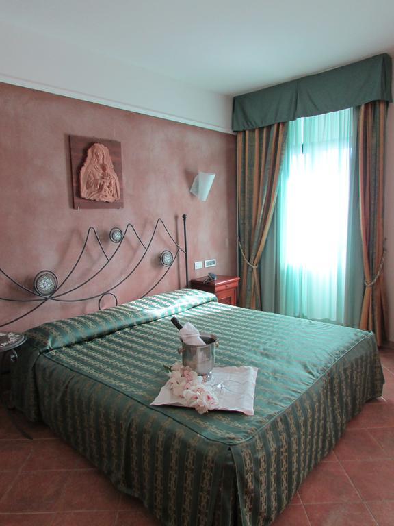 Emmaus Hotel Zafferana Etnea Chambre photo