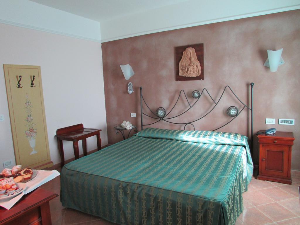 Emmaus Hotel Zafferana Etnea Chambre photo