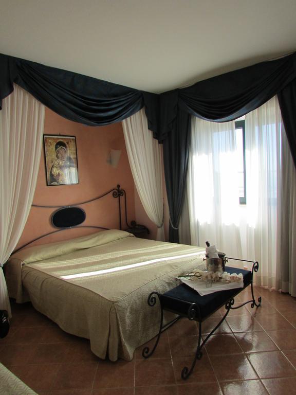 Emmaus Hotel Zafferana Etnea Chambre photo